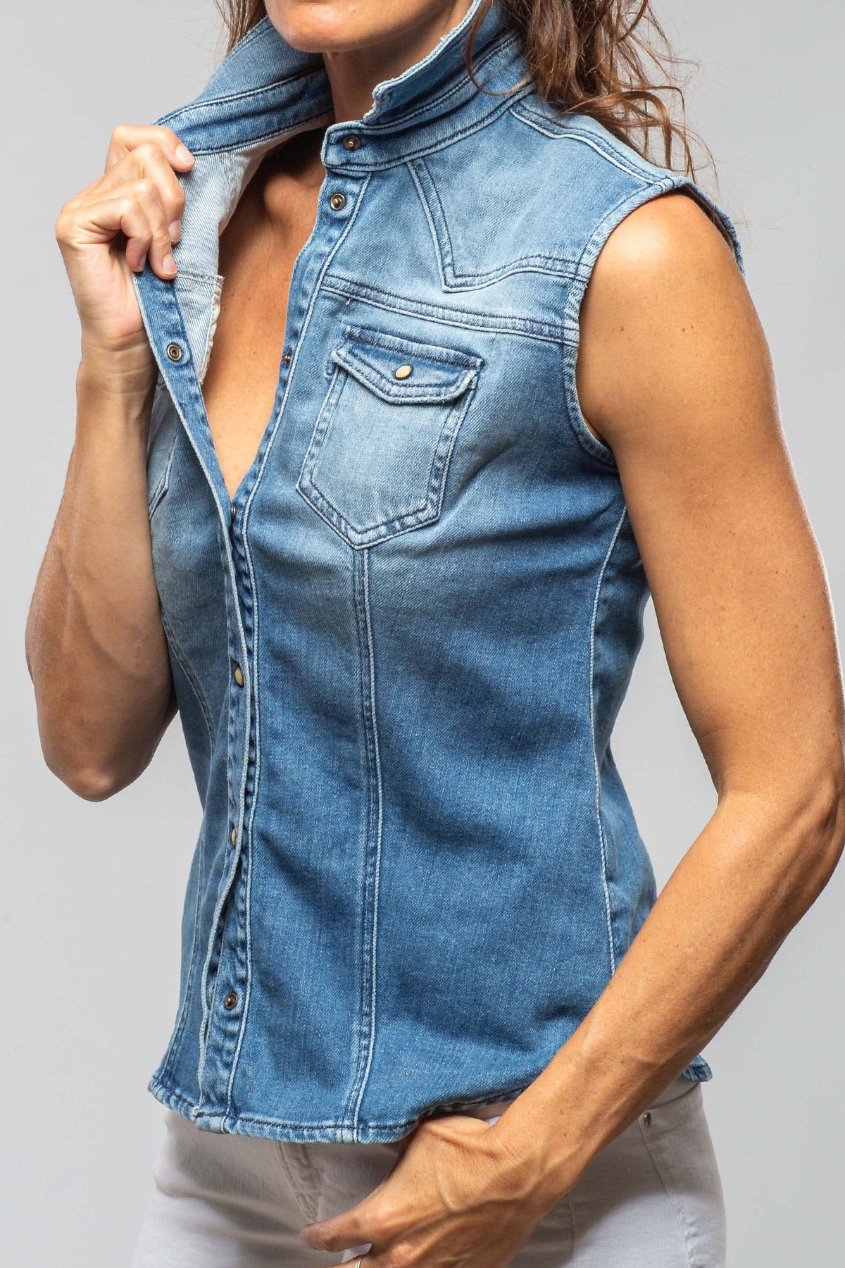 June Sleeveless Denim Snap Shirt In Light Blue Distressed - AXEL'S