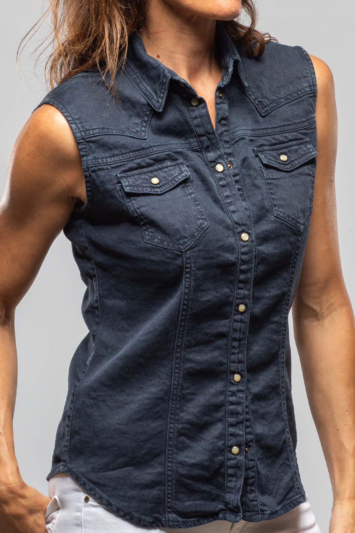 June Sleeveless Linen-Cotton Snap Shirt In Navy - AXEL'S