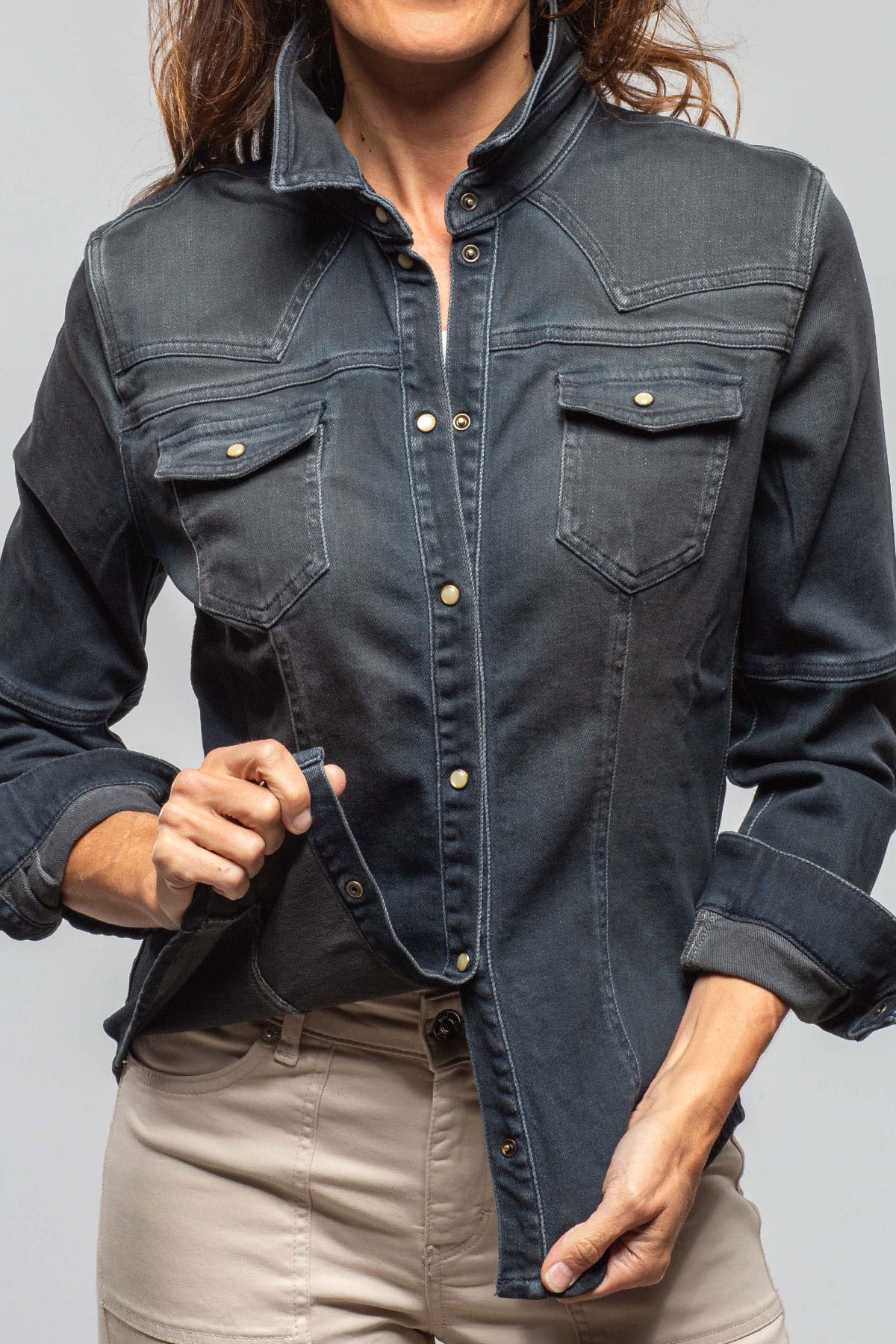 Maddi Fitted Western Snap Shirt In Antracite - AXEL'S