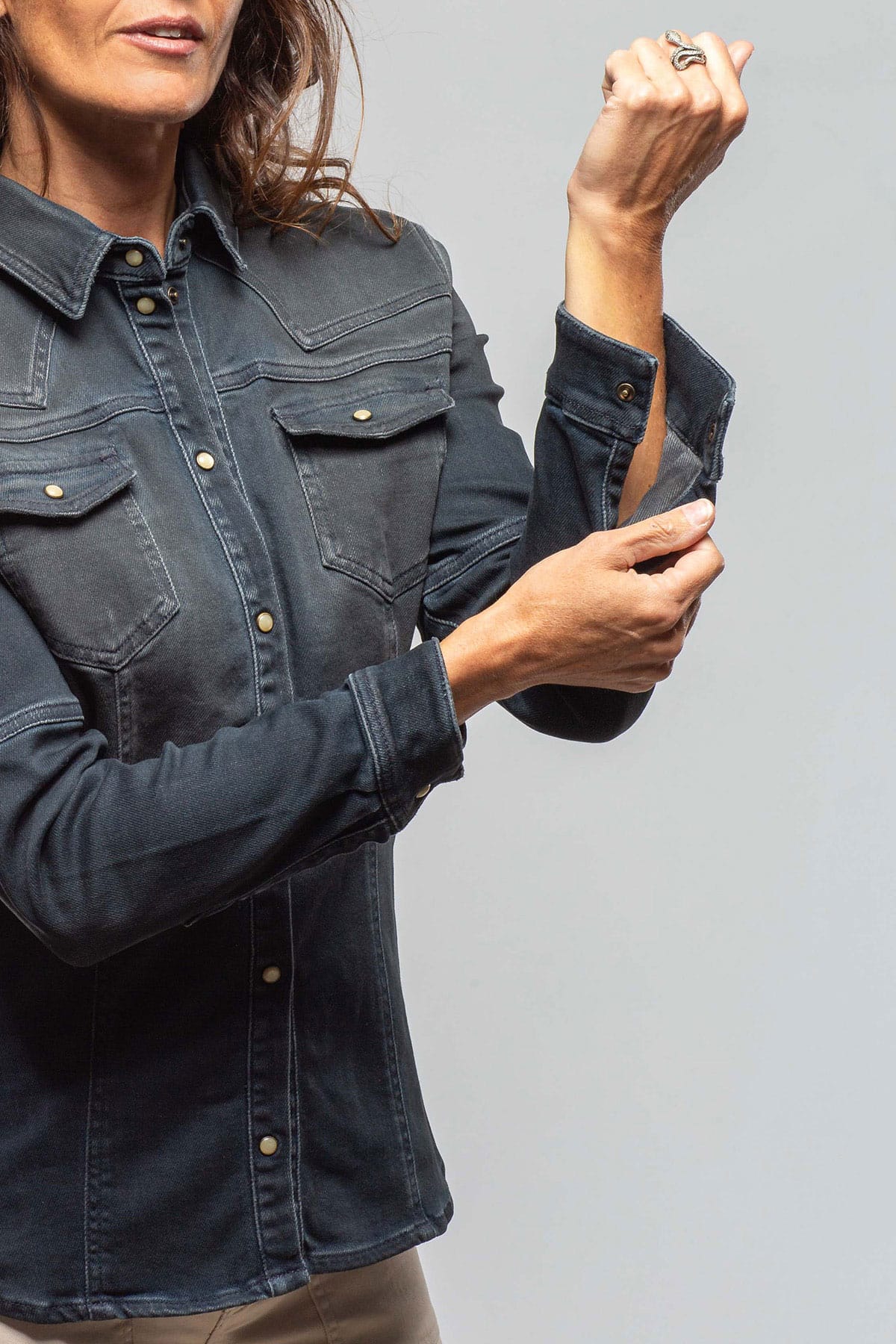Maddi Fitted Western Snap Shirt In Antracite - AXEL'S