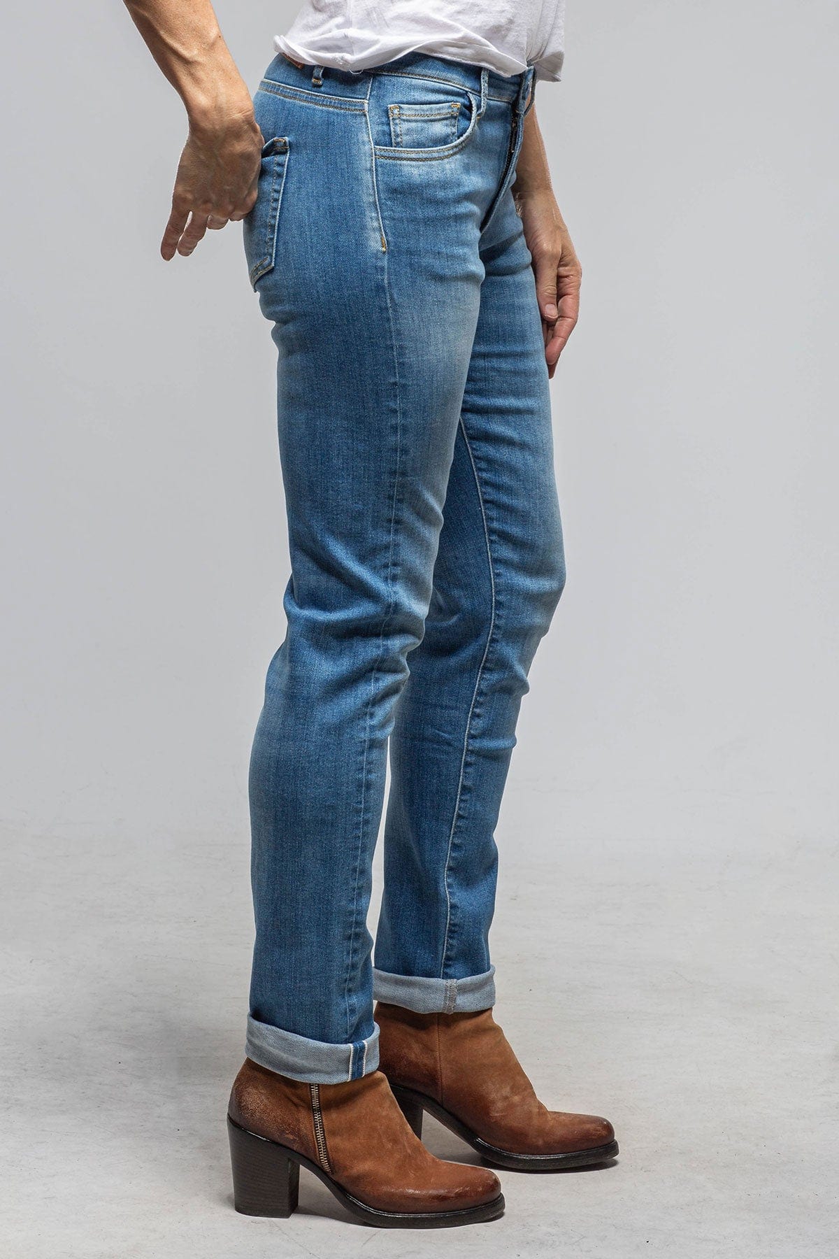 Alma Selvedge Straight Leg In Mid Light Blue - AXEL'S