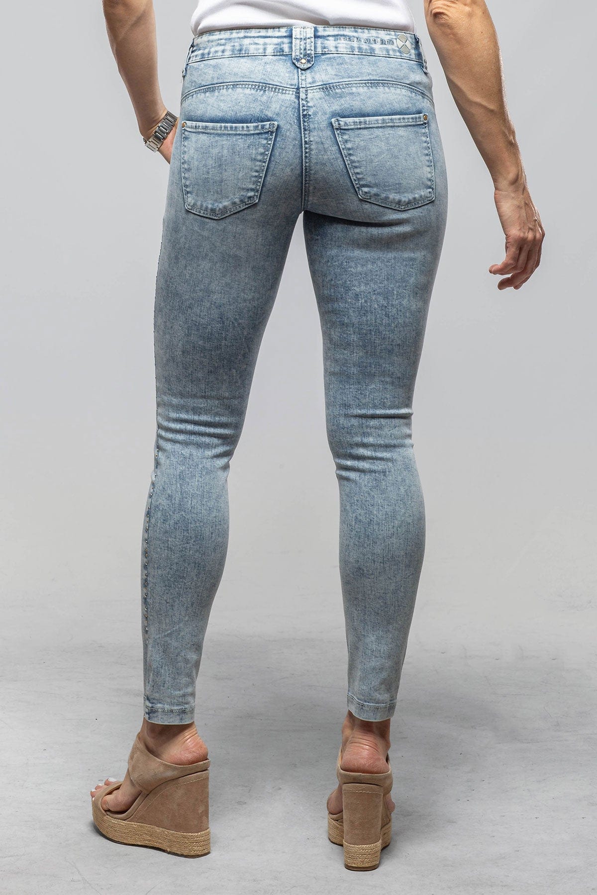 MAC Dream Skinny Pearl In Light Blue Edgy Wash - AXEL'S