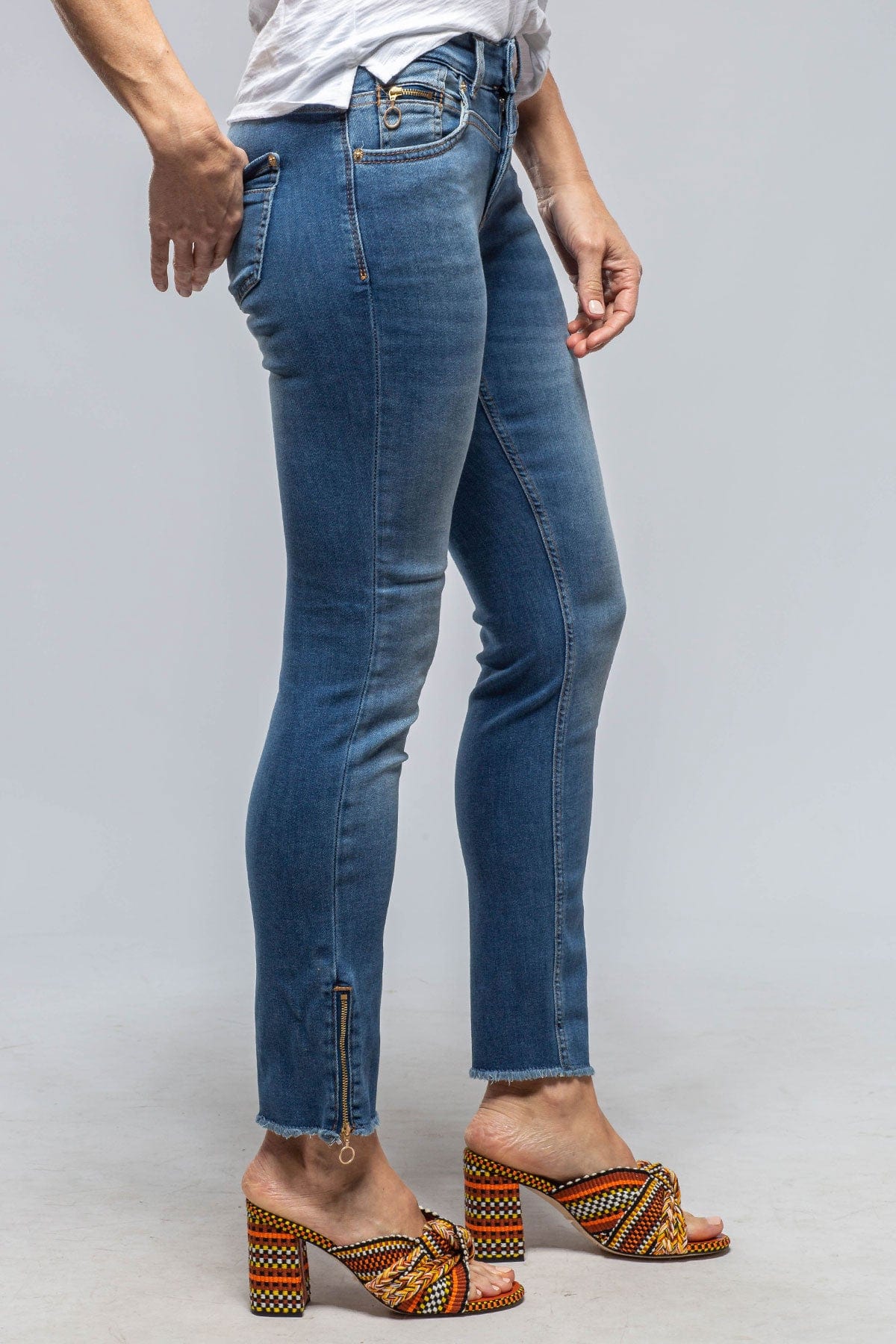 MAC Rich Slim Chic In Authentic Indigo - AXEL'S