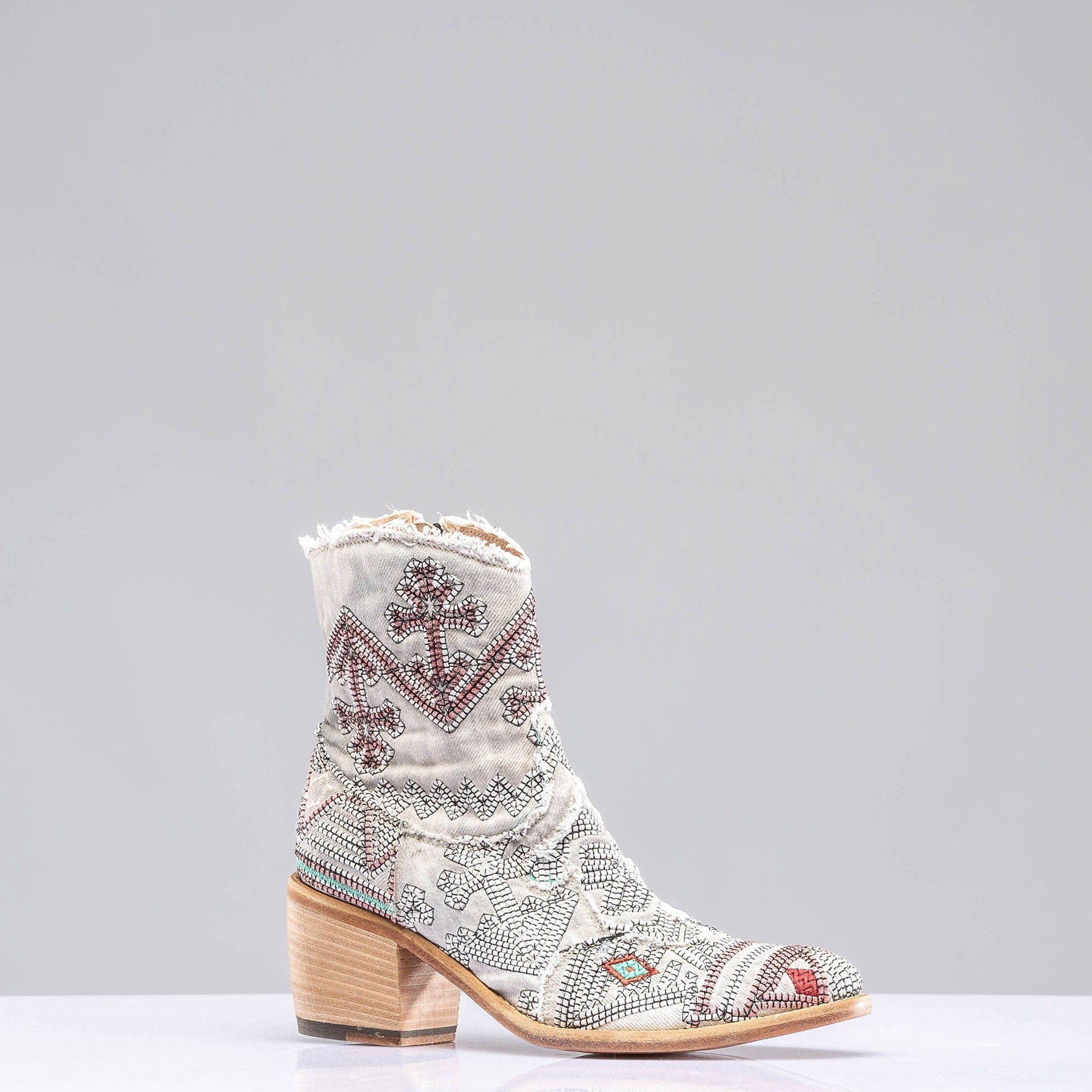 Minerva Boot In White W/ Blk &amp; Pink Embroidery - AXEL'S