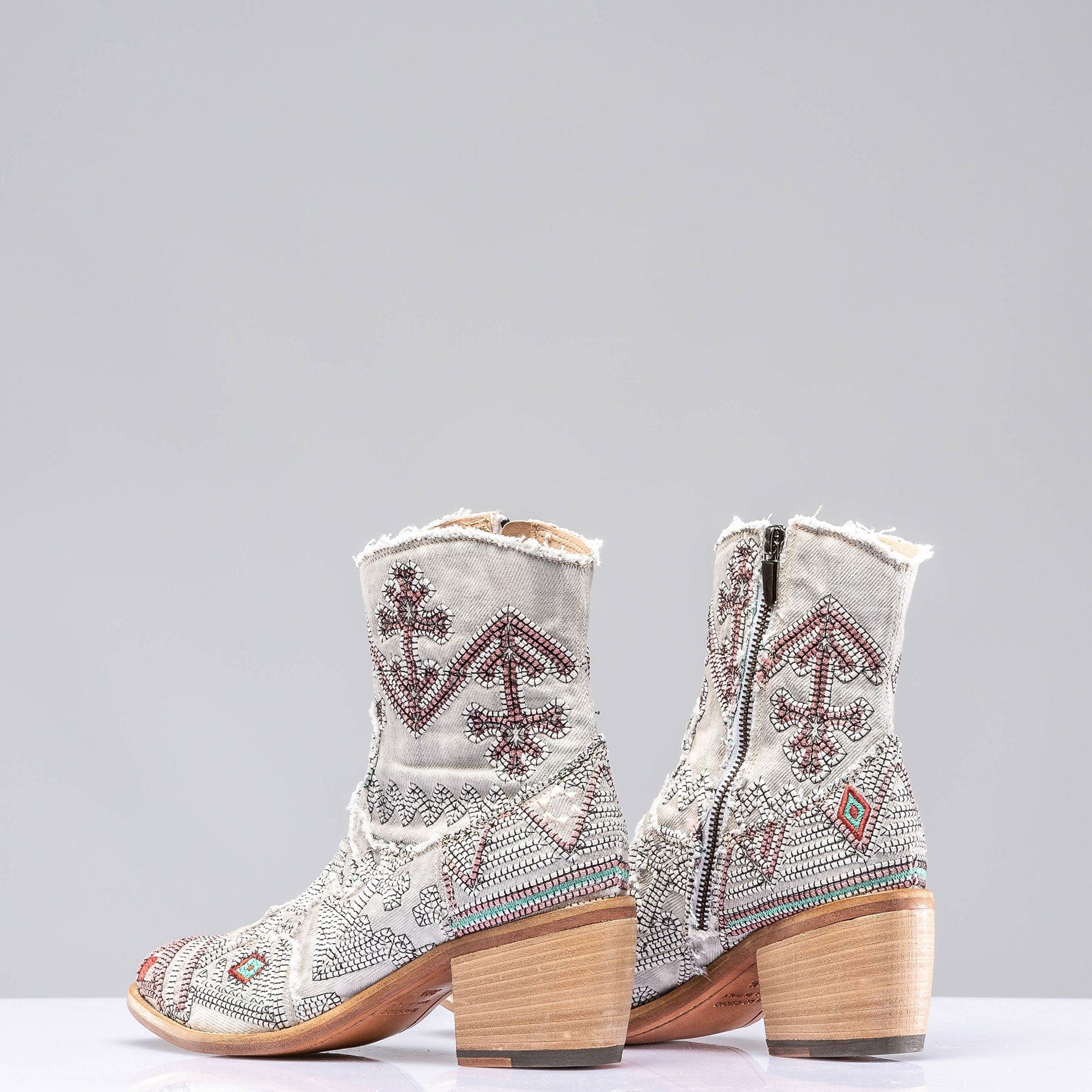 Minerva Boot In White W/ Blk &amp; Pink Embroidery - AXEL'S