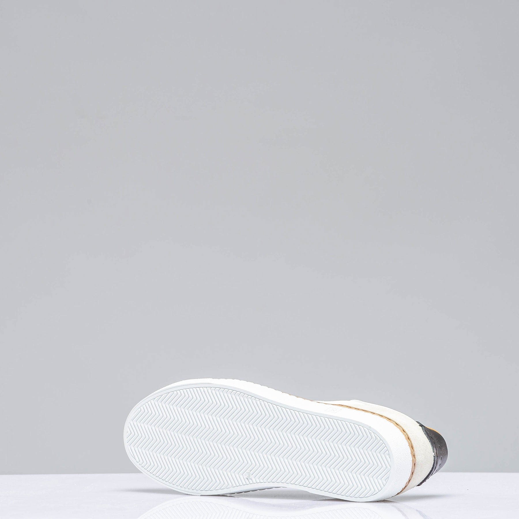 The Mustang II Shoe In White/ Black - AXEL'S