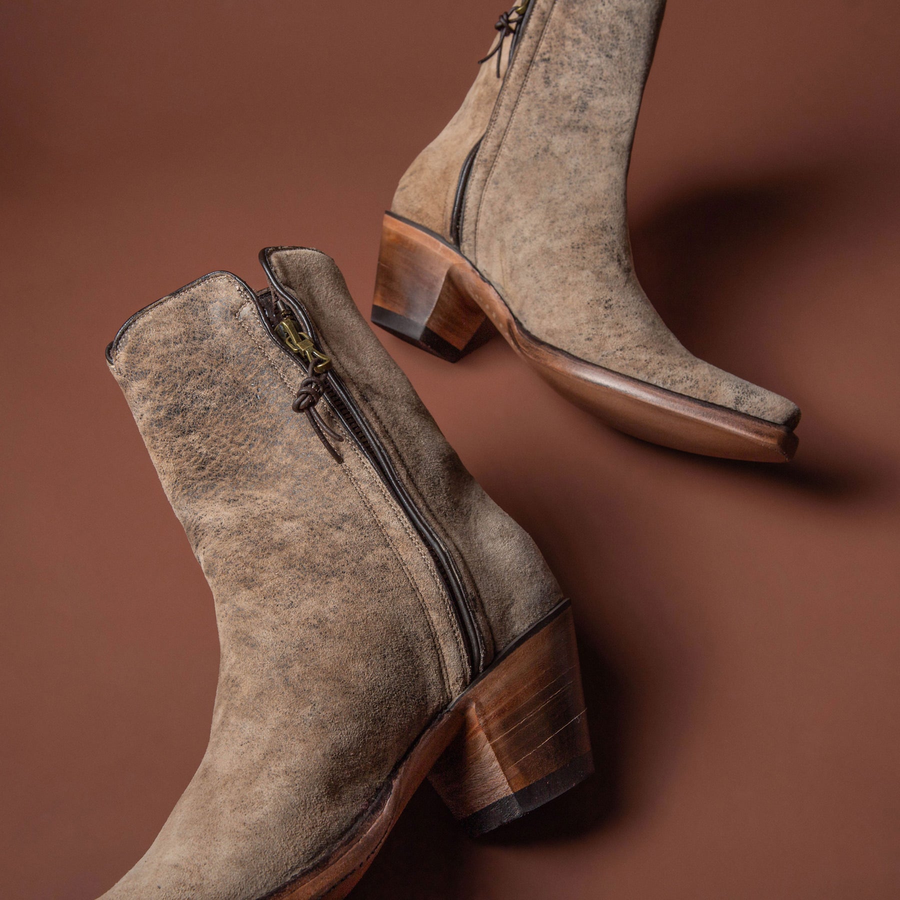 Kendall Zorro In Camel Break - AXEL'S