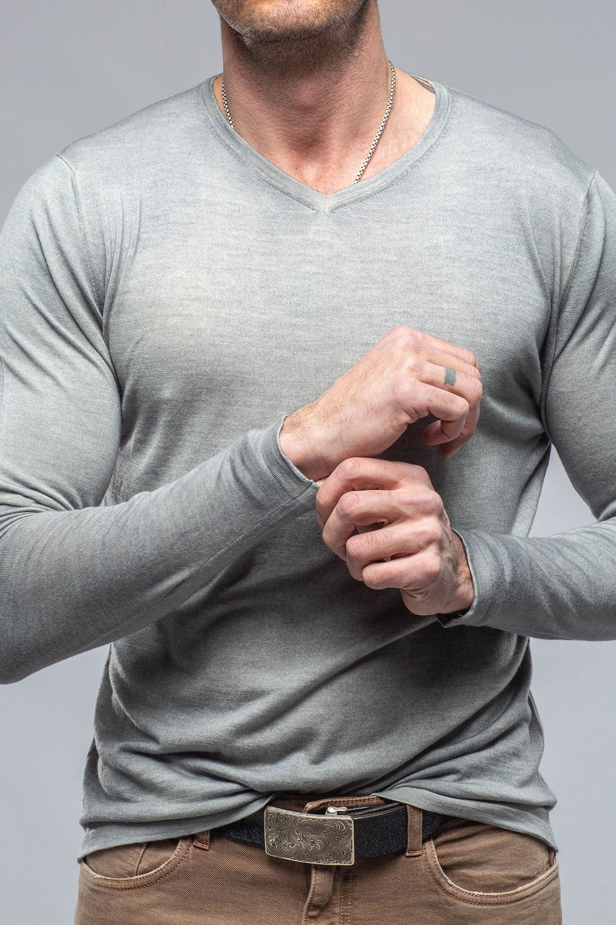 Mario Vneck Cashmere Sweater in Off White - AXEL'S