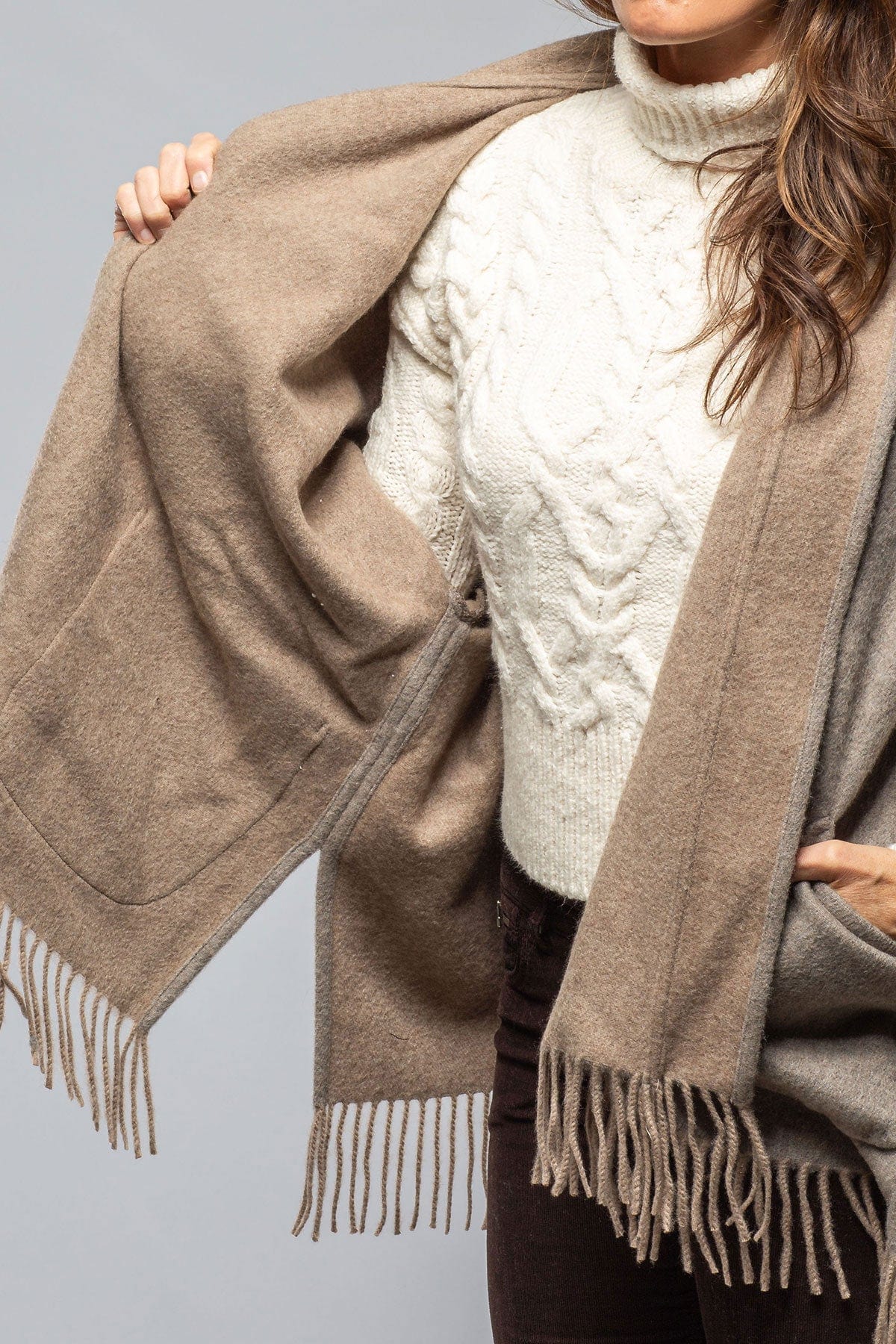 Evelina. Cashmere Cape In Taupe/Beige - AXEL'S