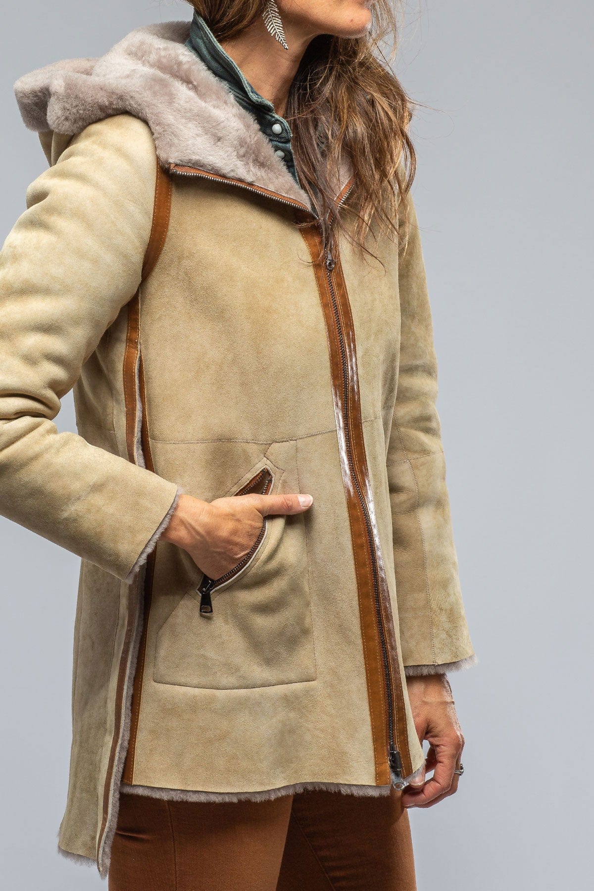 Trentino Reversible Side Snap Shearling In Cappuccino W/ Cognac Details - AXEL'S