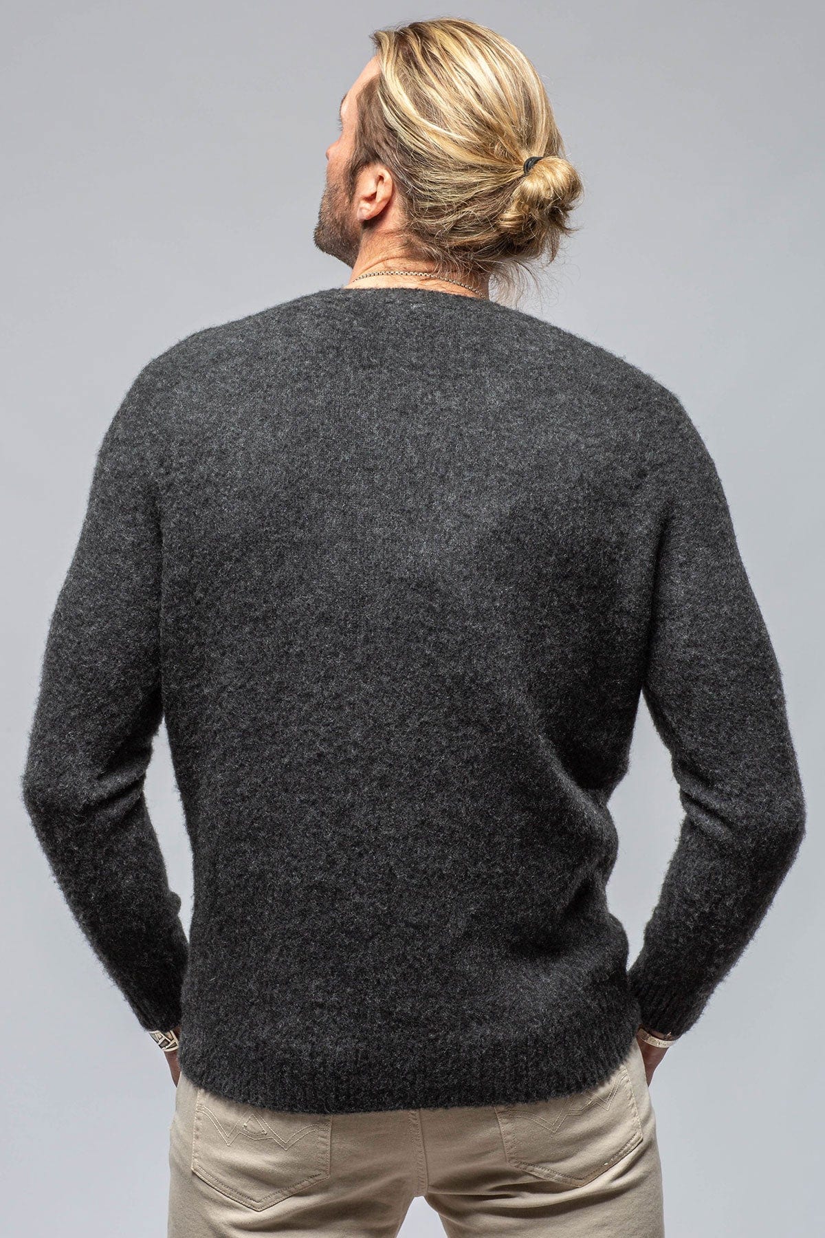 Henry Crew Neck Cashmere Sweater In Charcoal - AXEL'S