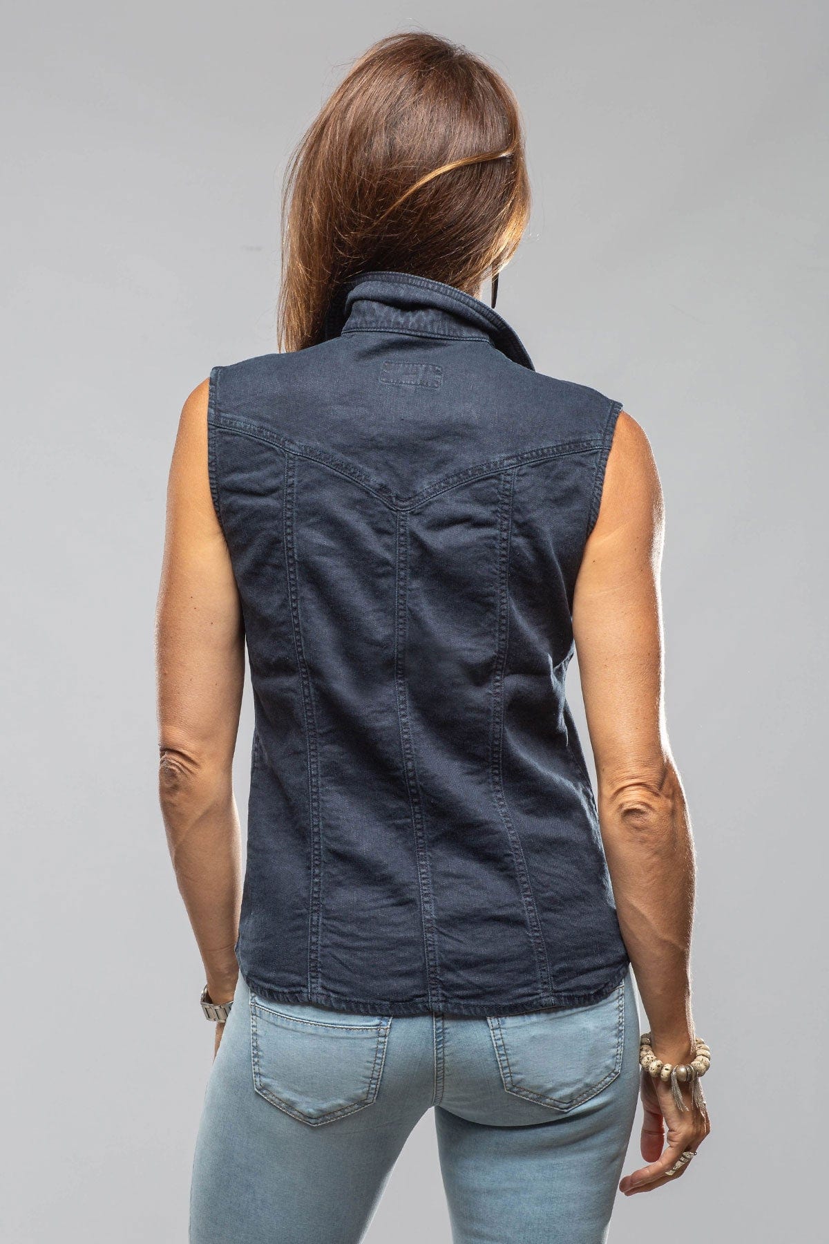 June Sleeveless Linen-Cotton Snap Shirt In Navy - AXEL'S