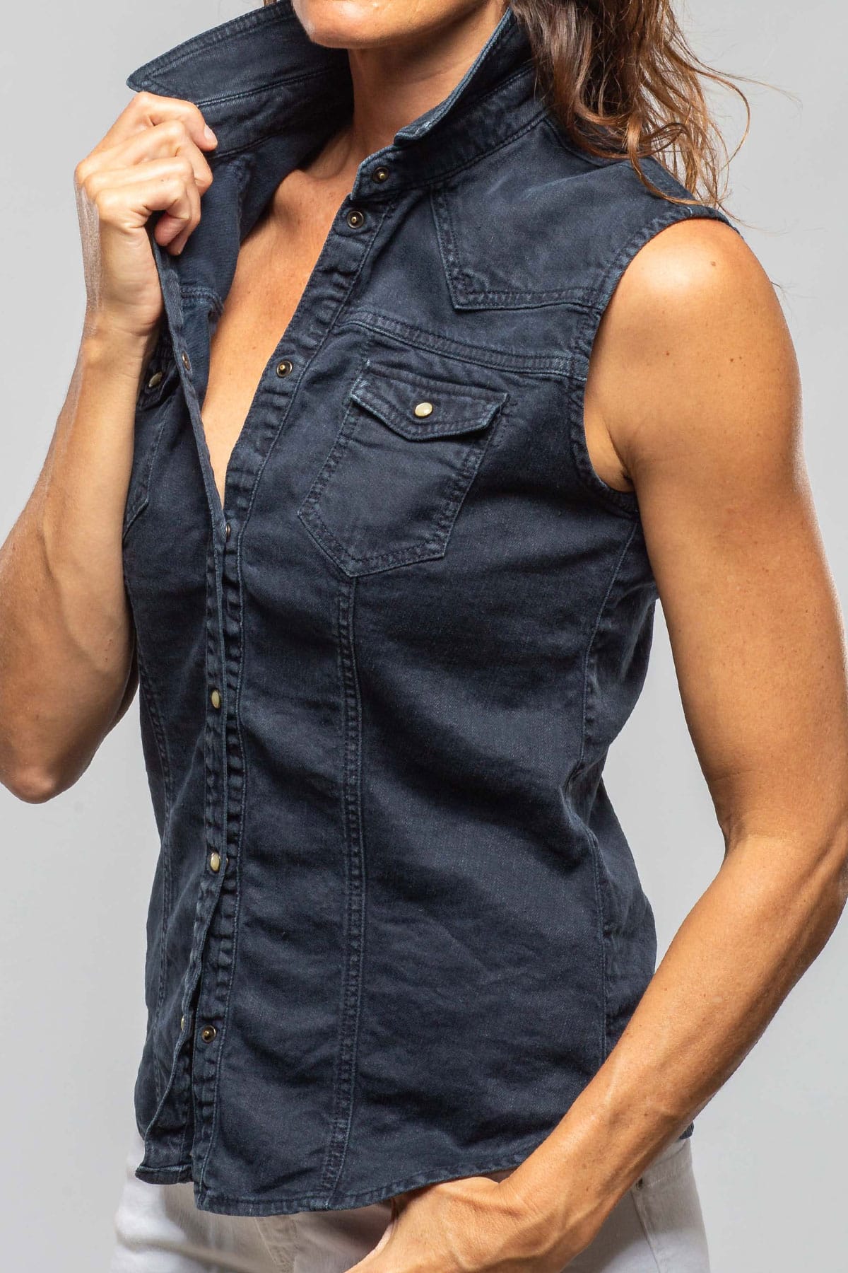 June Sleeveless Linen-Cotton Snap Shirt In Navy - AXEL'S