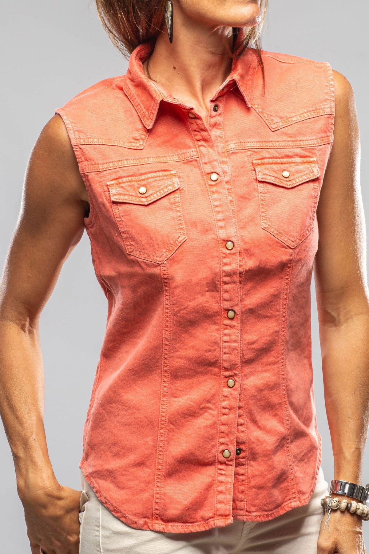 Axel's Premium Denim June Sleeveless Linen-Cotton Snap Shirt In