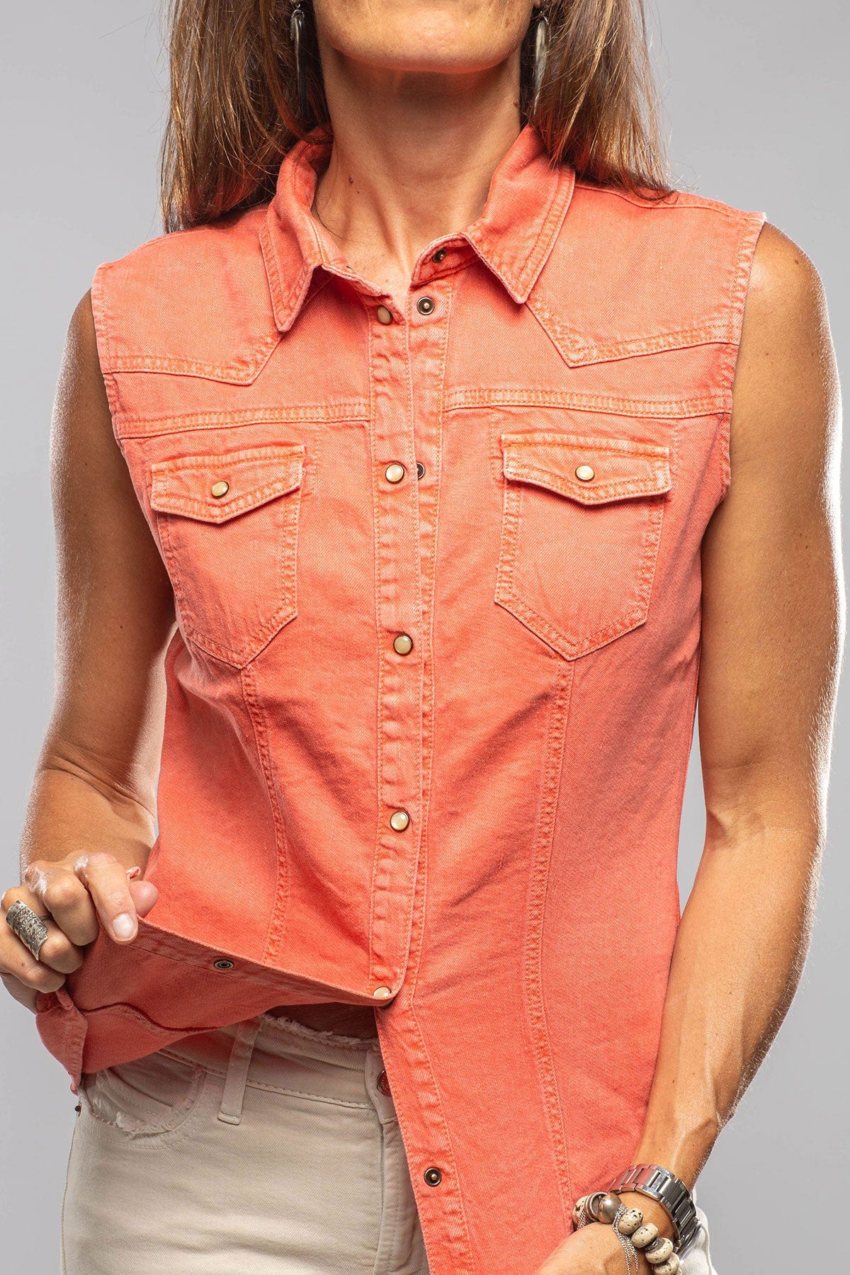 Axel's Premium Denim June Sleeveless Linen-Cotton Snap Shirt In