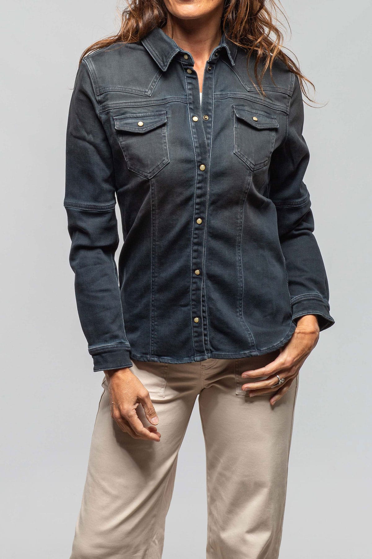 Maddi Fitted Western Snap Shirt In Antracite - AXEL'S