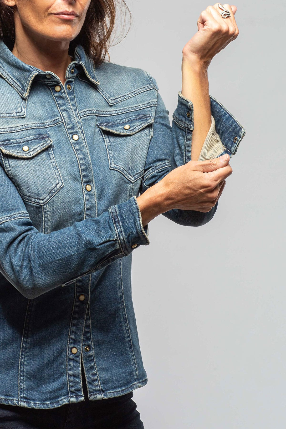 Maddi Fitted Western Snap Shirt In Mid Blue - AXEL'S