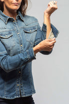 Maddi Fitted Western Snap Shirt In Mid Blue - AXEL'S