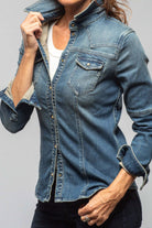 Maddi Fitted Western Snap Shirt In Mid Blue - AXEL'S