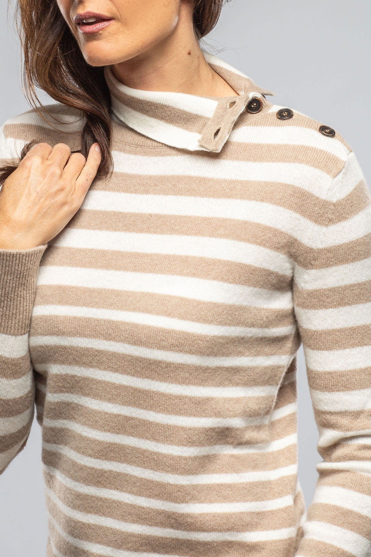 Georgi Cashmere Striped Button Collar In Camel/White - AXEL'S