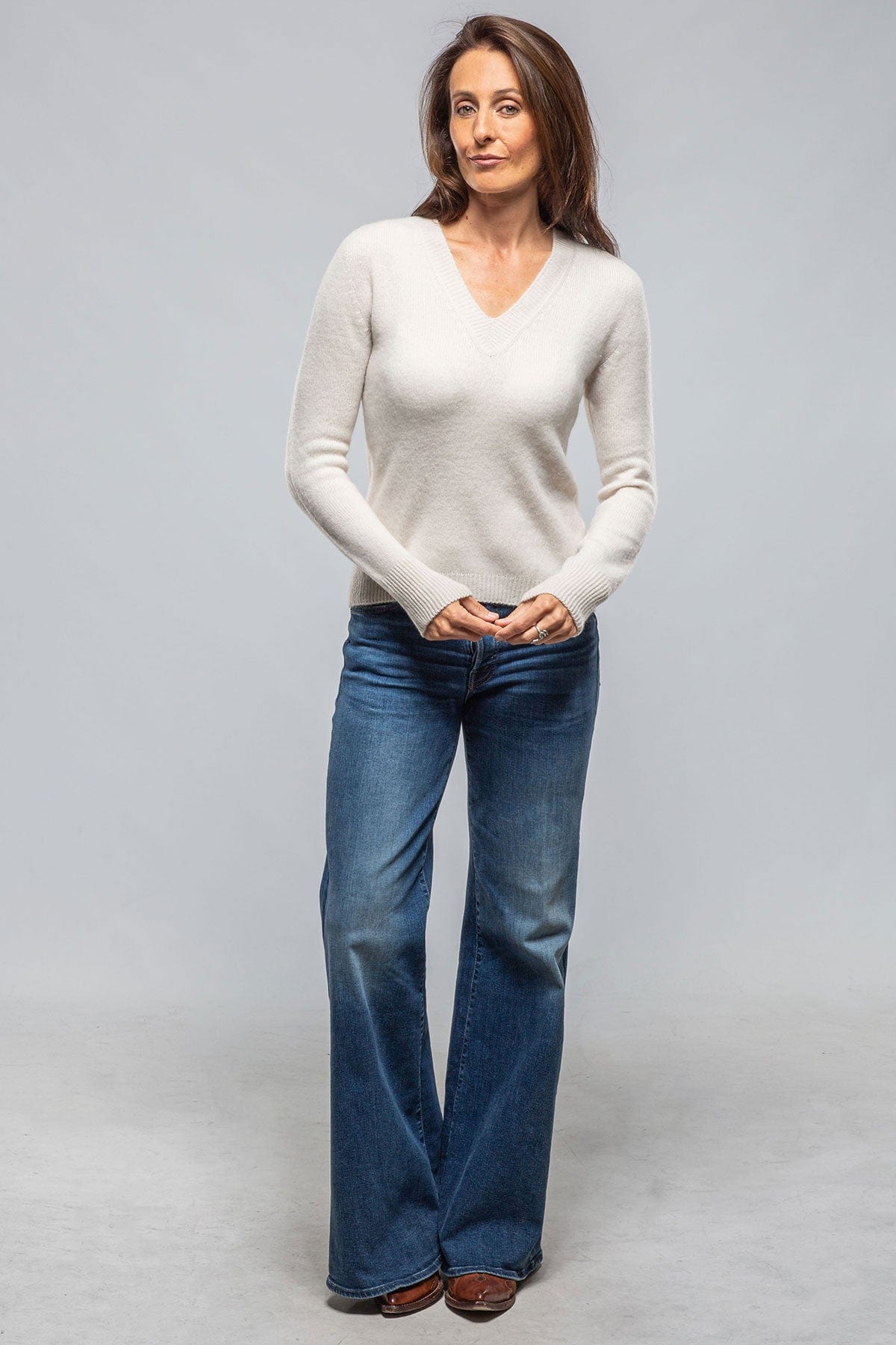 Vani V-Neck Cashmere Sweater In Stucco - AXEL'S