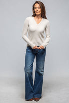 Vani V-Neck Cashmere Sweater In Stucco - AXEL'S