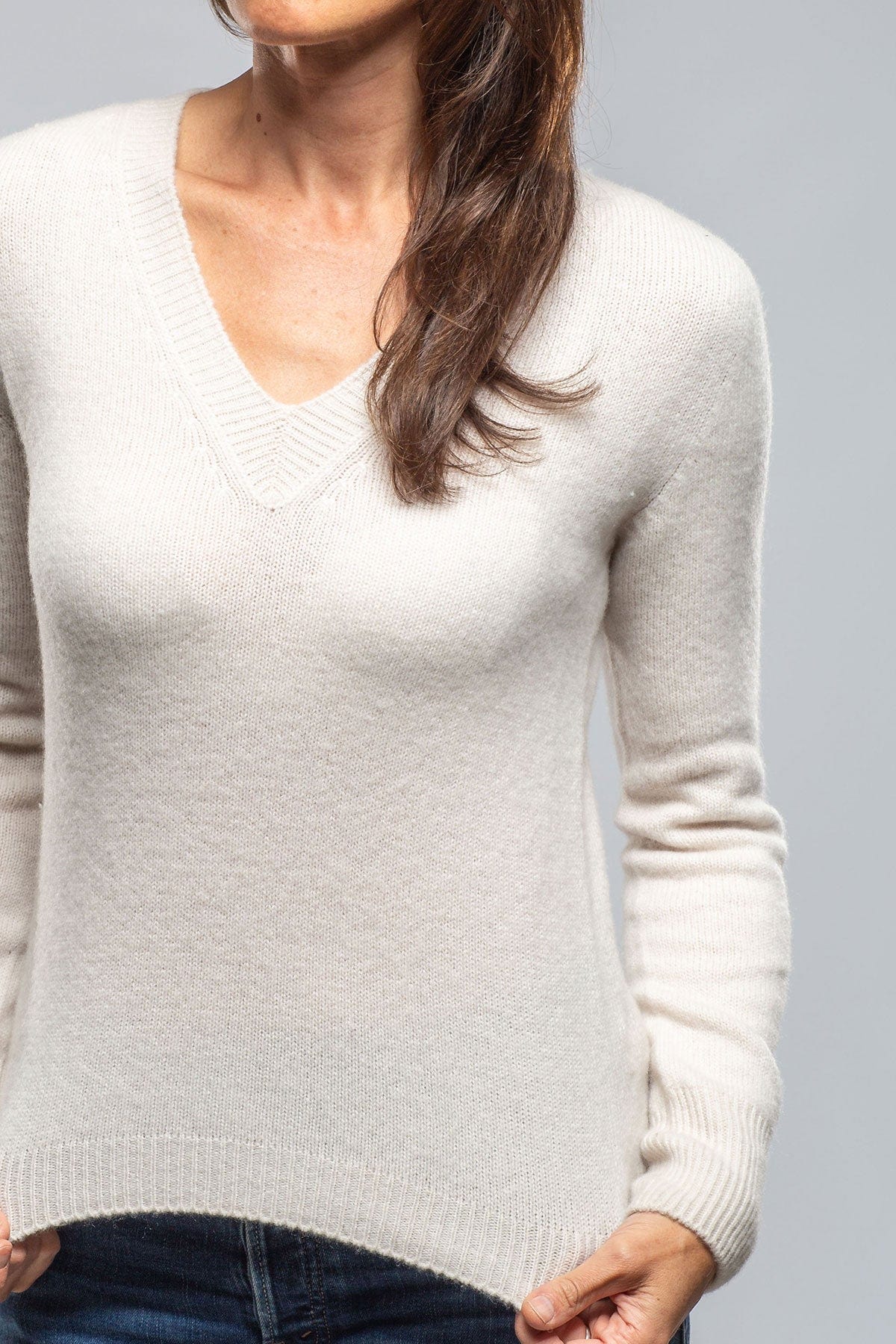 Vani V-Neck Cashmere Sweater In Stucco - AXEL'S