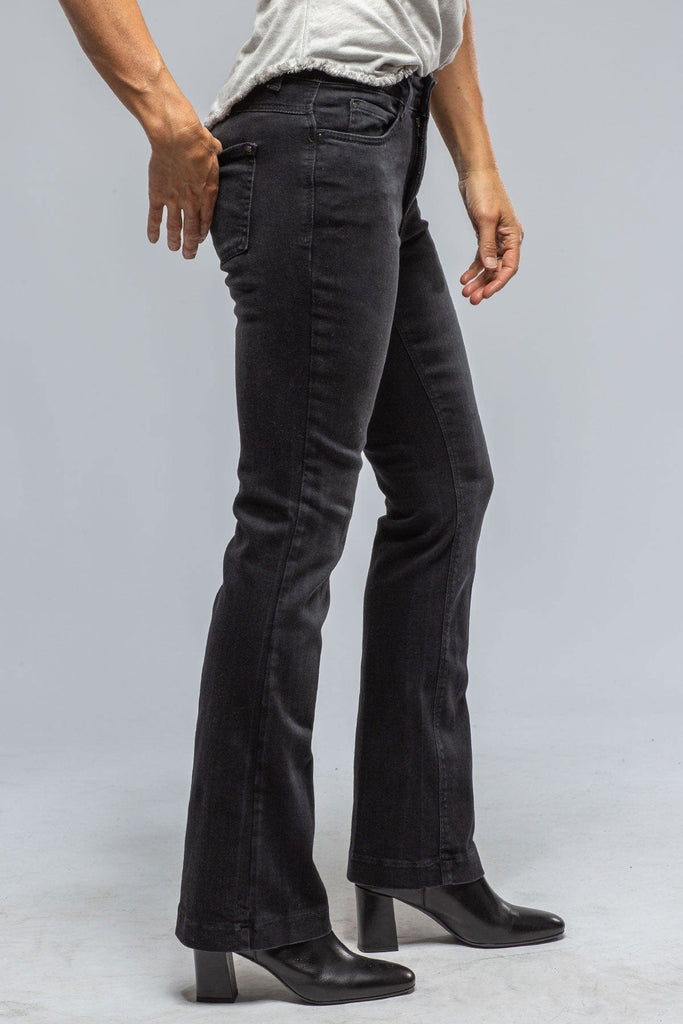 Vail Jeans in Mac of Wash Dream MAC Net Modern | Boot Black Axel\'s