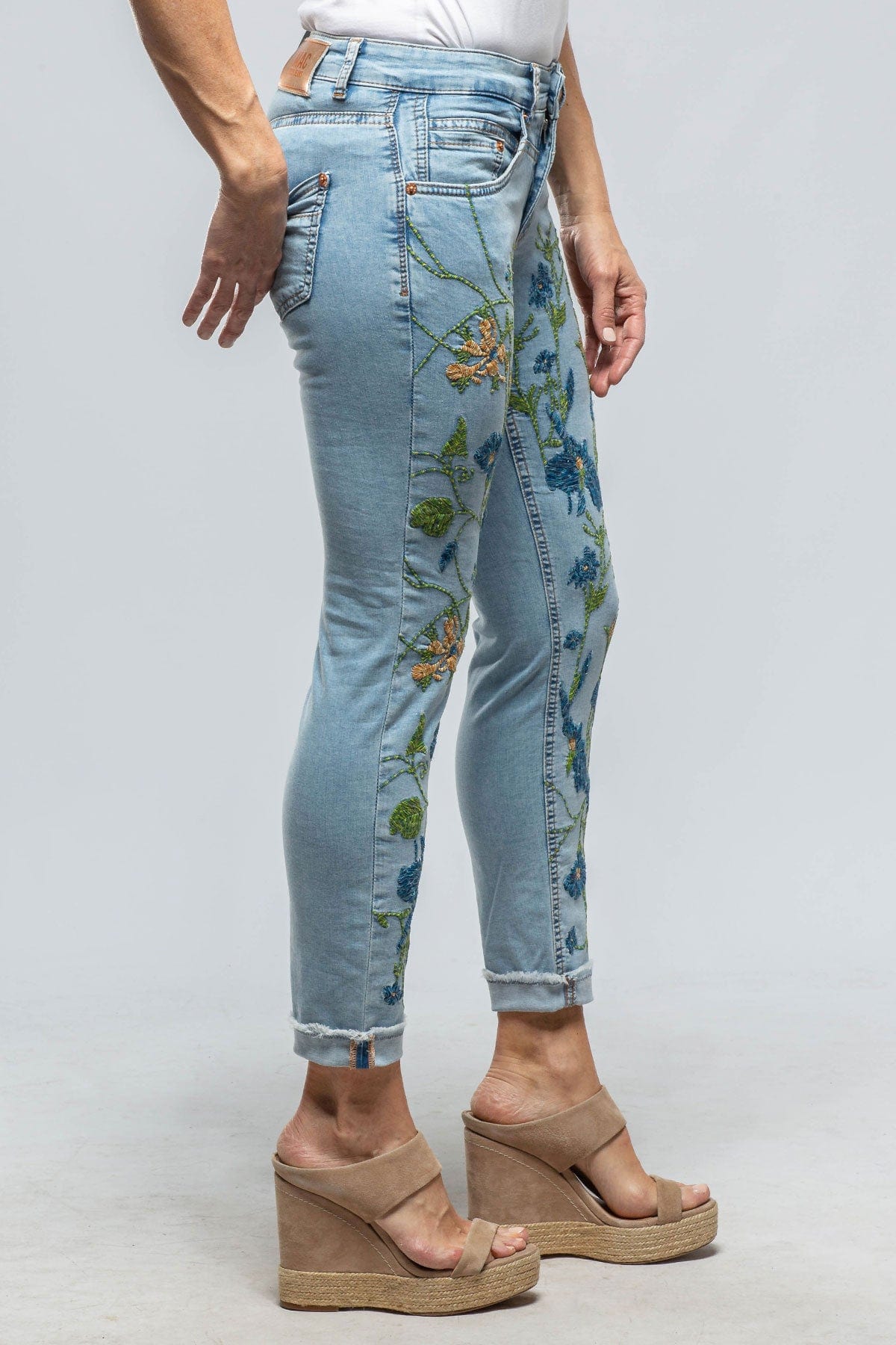 mac jeans mac rich slim cropped flower in light blue 80 s wash ladies pants jeans axels vail 39889689968874