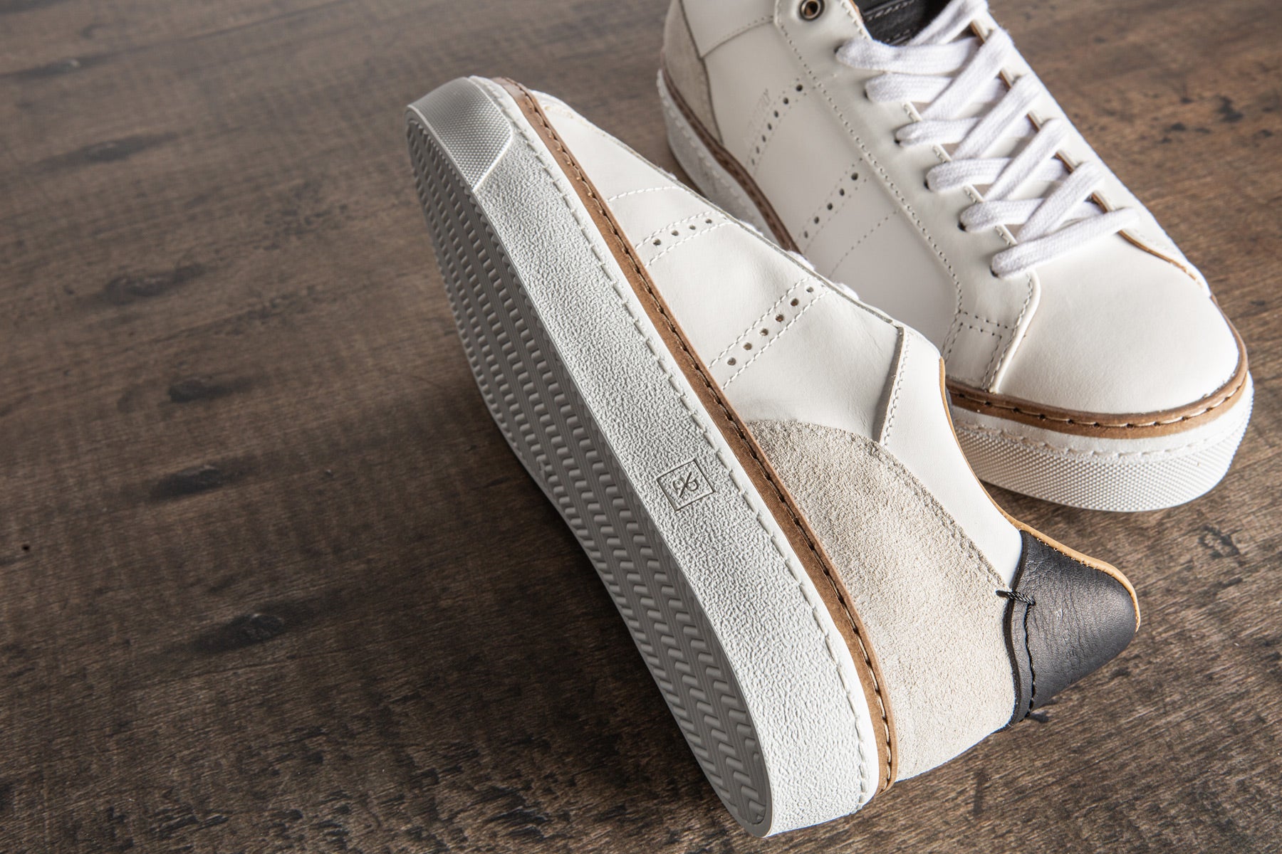 The Mustang II Shoe In White/ Black - AXEL'S
