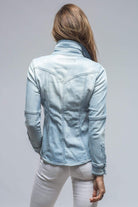 Maddi Fitted Snap Shirt In Clean Light Wash - AXEL'S