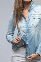 Maddi Fitted Snap Shirt In Clean Light Wash - AXEL'S