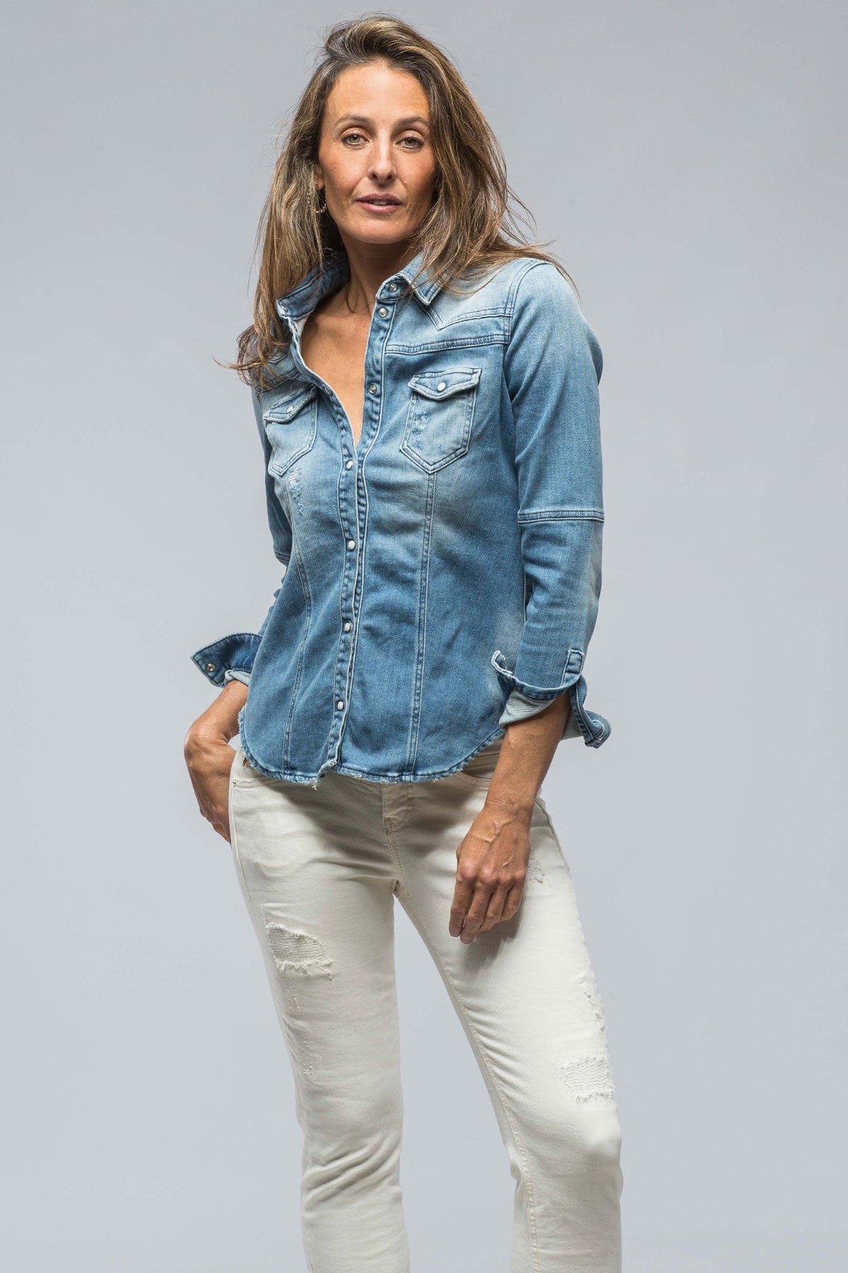 Maddi Fitted Snap Shirt In Distressed Light Wash - AXEL'S