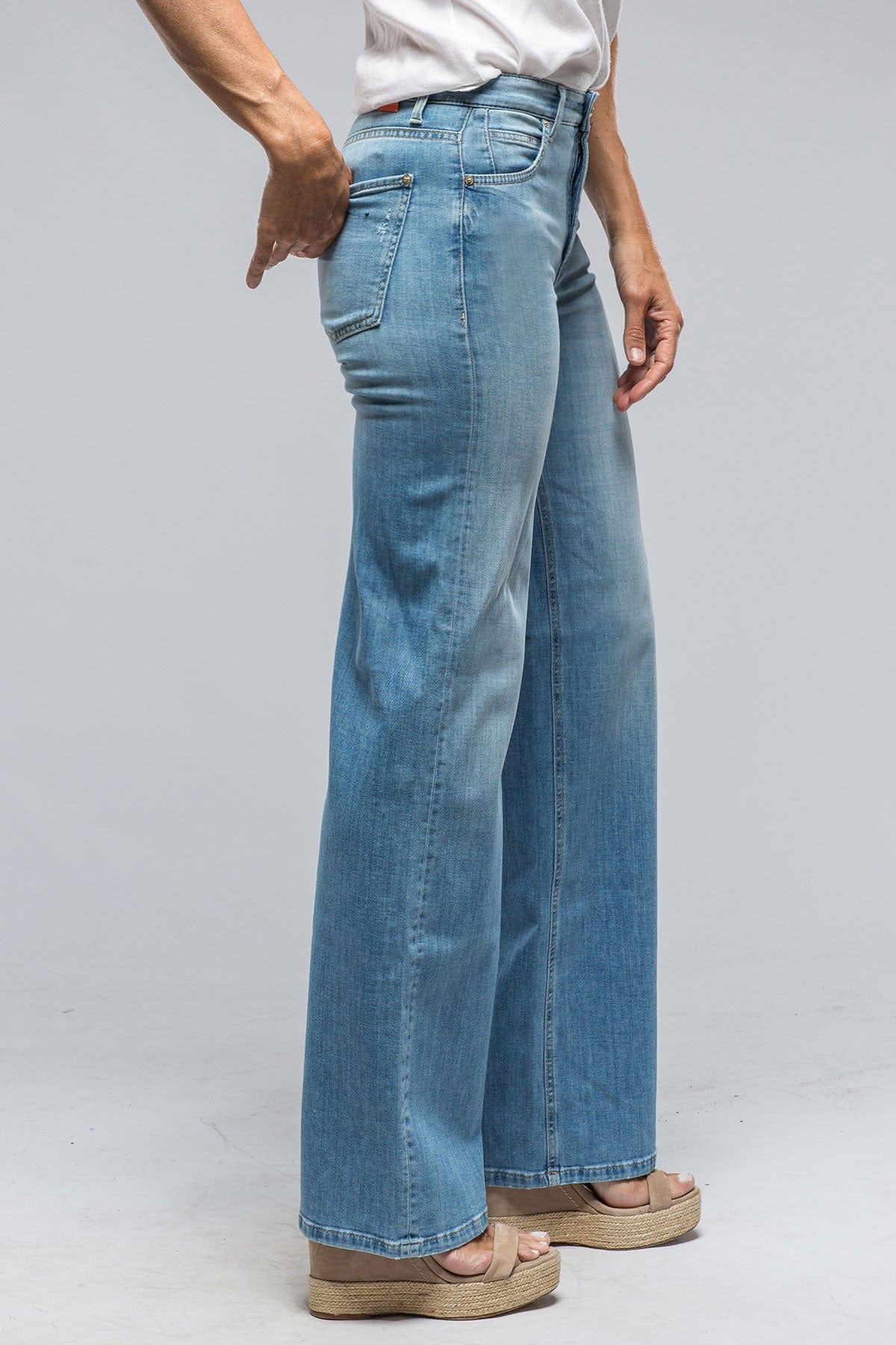 Aimee Wide Leg Jean In Washed Blue - AXEL'S