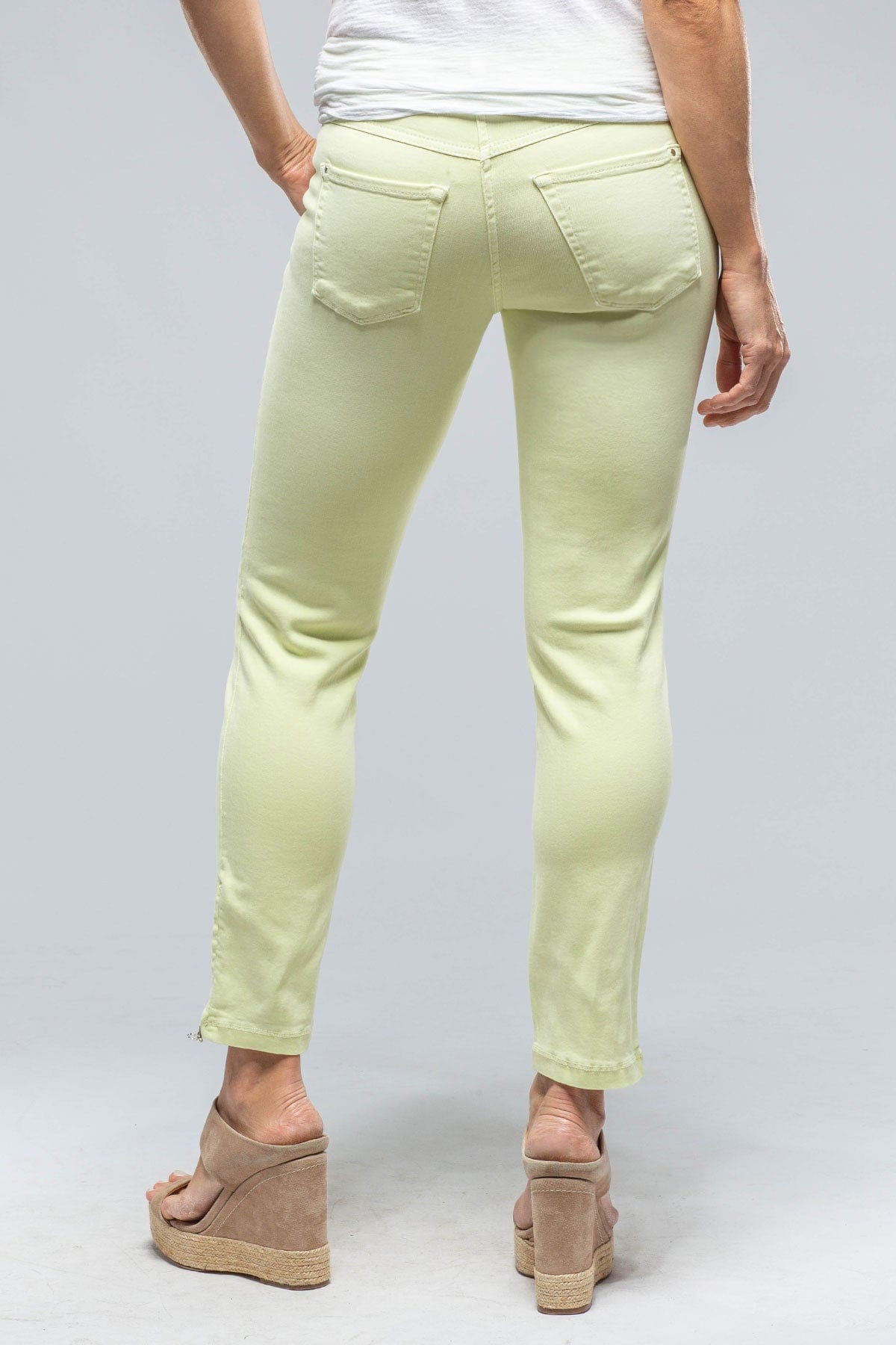 https://axelsltd.com/cdn/shop/products/mac-jean-mac-dream-chic-in-quince-green-ladies-pants-jeans-axels-vail-38941078290666.jpg?v=1676397458&width=1200
