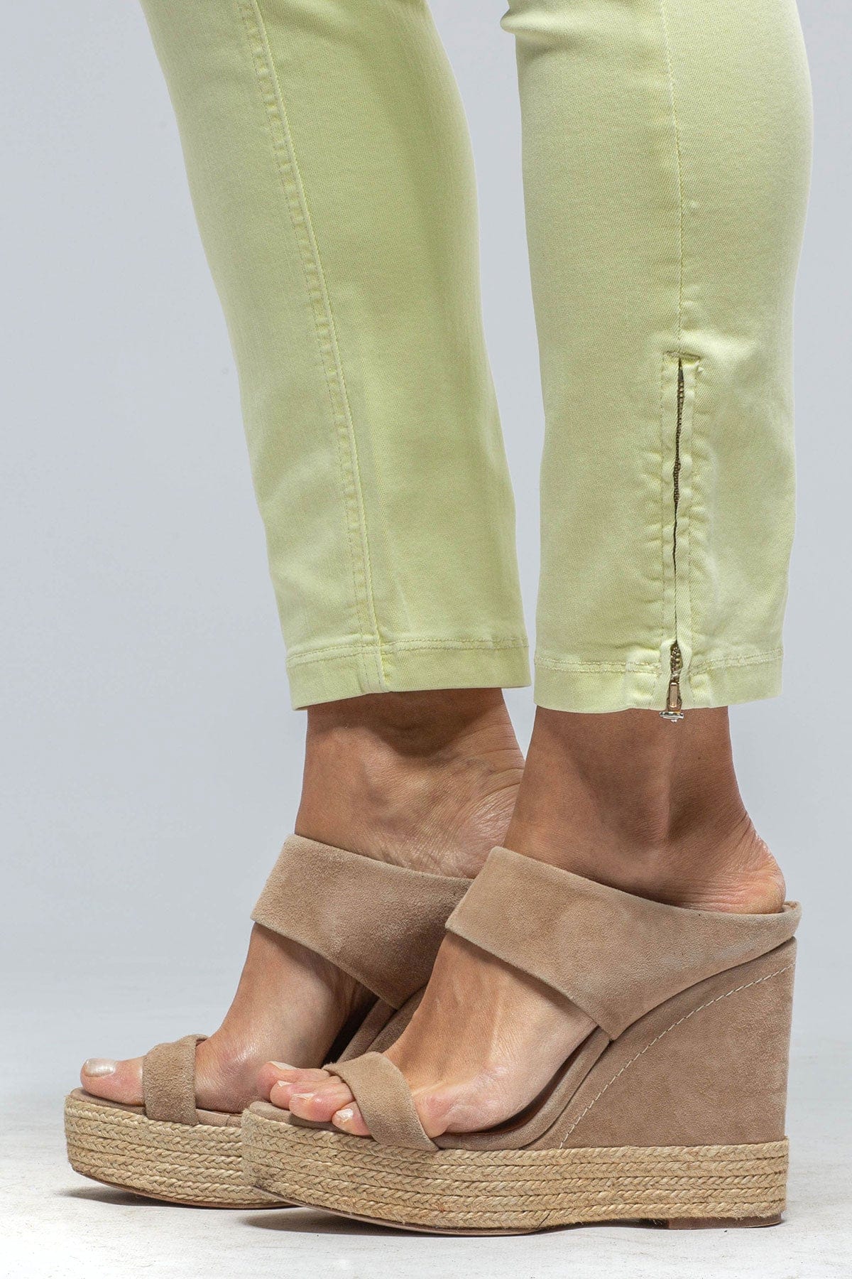 https://axelsltd.com/cdn/shop/products/mac-jean-mac-dream-chic-in-quince-green-ladies-pants-jeans-axels-vail-38941078552810.jpg?v=1676397468&width=1200