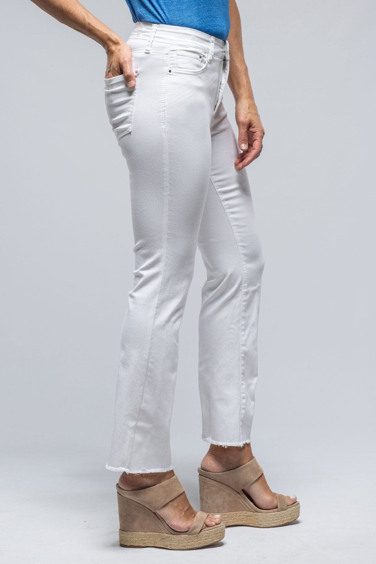 https://axelsltd.com/cdn/shop/products/mac-jeans-mac-dream-kick-fringe-in-white-ladies-pants-jeans-axels-vail-39106837905642.jpg?v=1681404346&width=1200